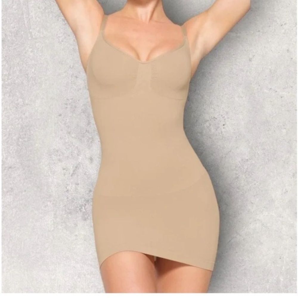 SKIMS SEAMLESS SCULPT SLIP DRESS CLAY BEIGE MEDIUM
